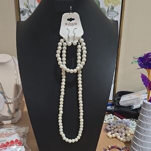 Cream Pearl Necklace and Earring Set